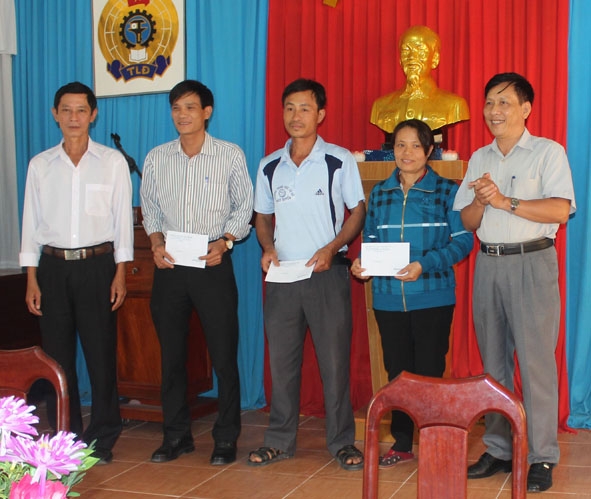 Liên đoàn Lao động tỉnh  phối hợp với LĐLĐ huyện M’Đrắk trao tặng quà  cho các công nhân lao động  bị  tai nạn nghề nghiệp.