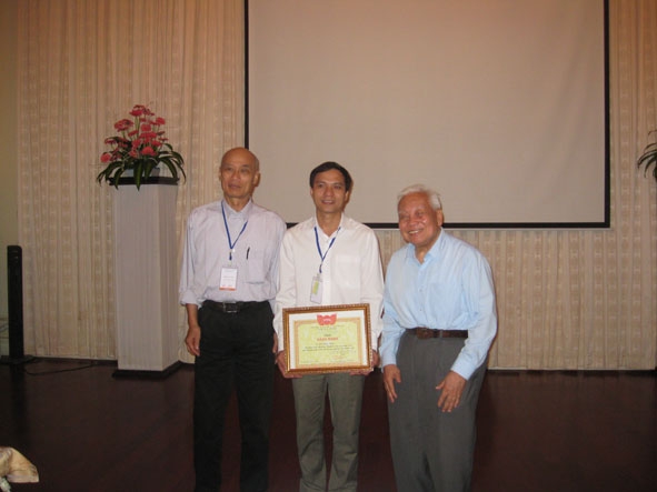      Giáo sư, Viện sĩ Nguyễn Văn Hiệu (bìa phải) và Giáo sư Nguyễn Ái Việt (bìa trái), Chủ tịch Hội Vật lý lý thuyết trao tặng giải thưởng nghiên cứu trẻ năm 2015 cho TS. Võ Văn Viên.