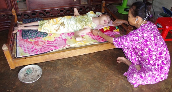 Bà Đặng Thị Thanh đã già yếu vẫn phải chăm sóc  con tật nguyền.