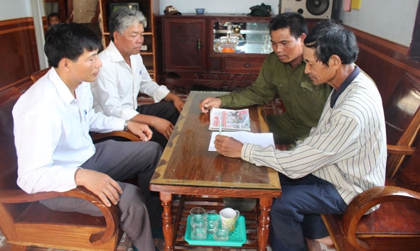Công an xã phối hợp ban tự quản buôn Ea Yông B  (xã Ea Yông, huyện Krông Pắc) tổ chức cho các hộ dân 