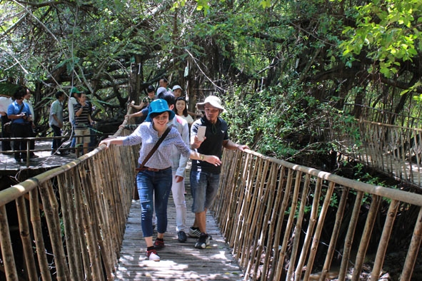 Du khách tham quan cầu treo Buôn Đôn.