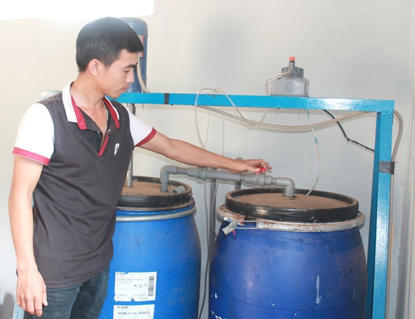 Anh Hoàng Công Phước, Quản lý CTCN tập trung xã Cuôr Đăng (huyện Cư M’gar) kiểm tra việc xử lý nguồn nước của công trình.