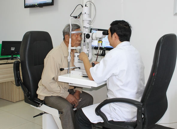Bác sĩ Bệnh viện Mắt Tây Nguyên khám bệnh cho người dân.