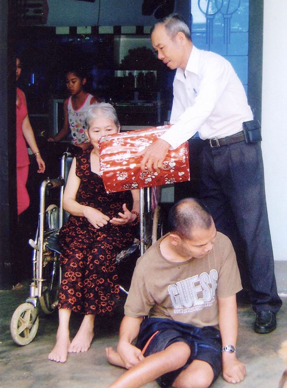 Đại diện Hội Nạn nhân chất độc da cam TP. Buôn Ma Thuột thăm, tặng quà gia đình bà Tô Thị Tình ở tổ dân phố 11, phường Khánh Xuân.