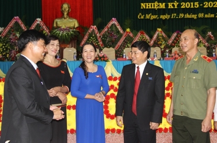 Phó Bí thư Thường trực Tỉnh ủy Phạm Minh Tấn cùng các đồng trong Ban Thường vụ Tỉnh ủy trao