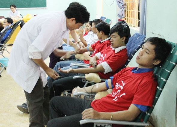 Cán bộ, nhân viên các cơ quan trên địa bàn tỉnh tham gia hiến máu tình nguyện.