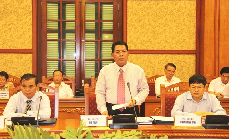 Đồng chí Niê Thuật báo cáo với Bộ Chính trị về công tác chuẩn bị Đại hội Đảng bộ tỉnh nhiệm kỳ 2015-2020