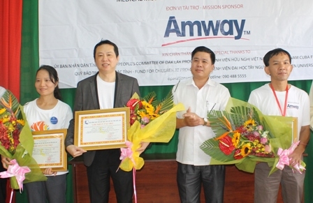 Giám đốc Quỹ Bảo trợ trẻ em tỉnh trao Giấy chứng nhận tài trợ cho các đơn vị phối hợp thực hiện Chương trình phẫu thuật nụ cười.