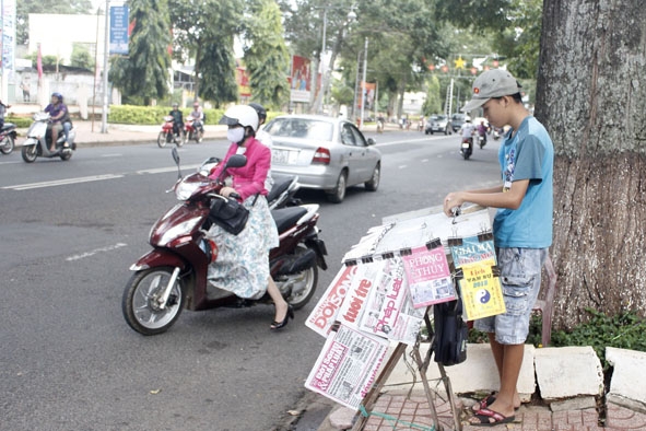 Hoàn cảnh khó khăn, không ít em nhỏ phải bỏ học để đi bán báo và vé số kiếm tiền (Ảnh chụp tại vỉa hè đường Lê Duẩn, TP. Buôn Ma Thuột)