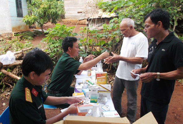 Cán bộ, chiến sĩ Trung đoàn Bộ binh 95 khám bệnh, phát thuốc miễn phí cho bà con xã Ea Drông (thị xã Buôn Hồ).