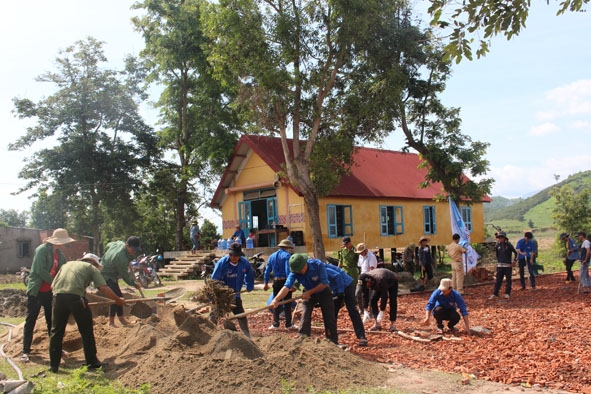 ĐVTN huyện Krông Pắc làm sân bóng chuyền cho người dân buôn Ea Nông A.