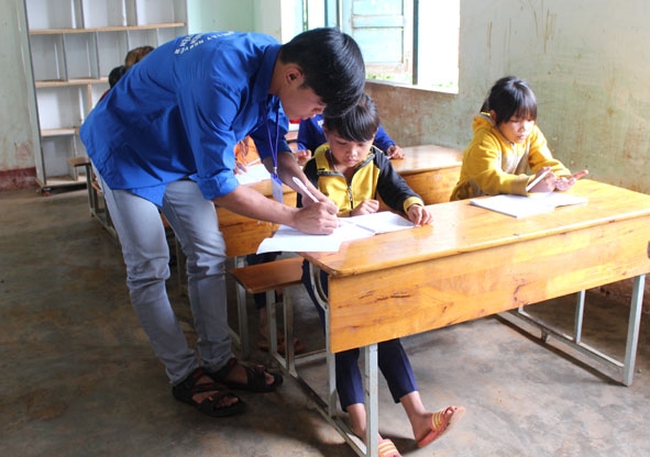 Sinh viên tình nguyện ôn tập hè cho thiếu nhixã Dang Kang, huyện Krông Bông.