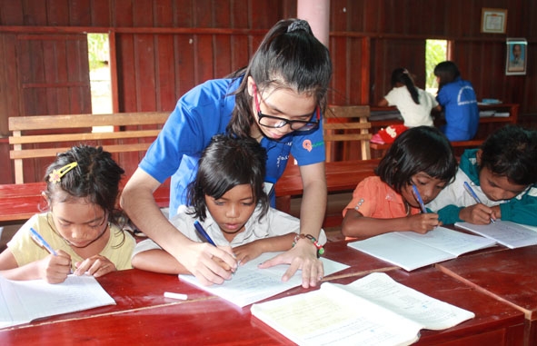 Sinh viên tình nguyện Trường Đại học Tây Nguyên tổ chức ôn tập hè cho các em học sinh xã Krông Jing (huyện M'Đrắk).