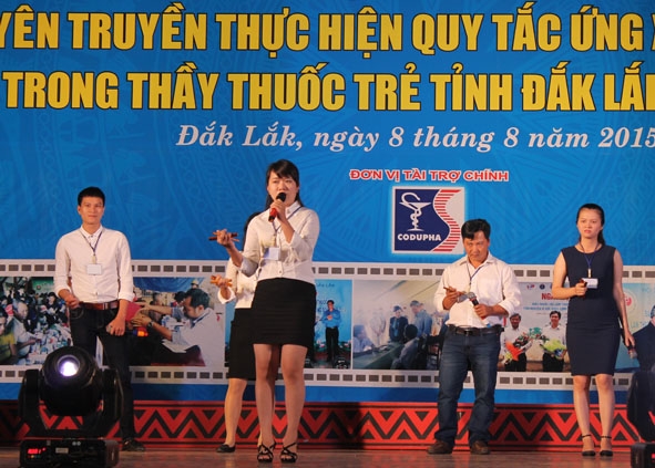 Phần thi chào hỏi của đội thi Chi hội Thầy thuốc trẻ huyện Krông Bông. 