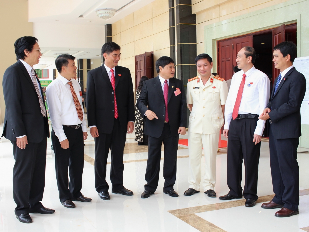 Phó Bí thư Tỉnh ủy Phạm Minh Tấn (thứ ba từ trái sang) và Phó Bí thư Tỉnh ủy, Chủ tịch UBND tỉnh Phạm Ngọc Nghị (thứ hai từ phải sang) trao đổi với các đại biểu bên lề Đại hội. Ảnh: 