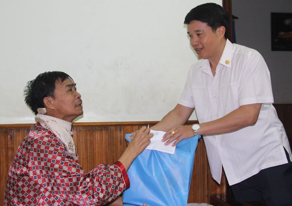 Đồng chí Y Thanh Hà Niê Kdăm, Bí thư Thành ủy Buôn Ma Thuột thăm, tặng quà ông Hồ Hoài Đăng (phường Tân Lập) - tham gia hoạt động kháng chiến bị nhiễm chất độc hóa học trên 81%.Ảnh: N.H