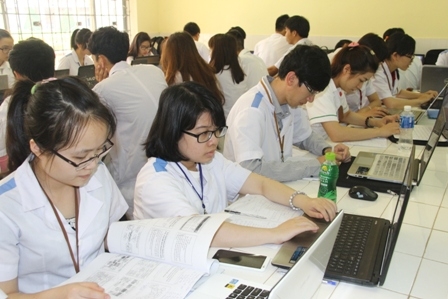 Sinh viên khoa Y Trường Đại học Tây Nguyên trong giờ thực hành