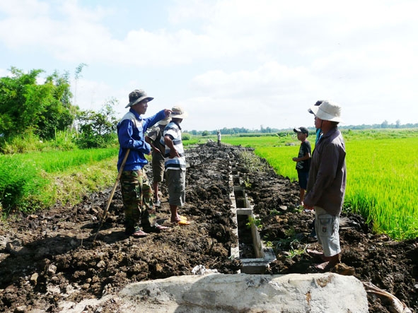 Tuyến kênh mới được làm lại nhưng một số chỗ vẫn thấp hơn mặt ruộng.