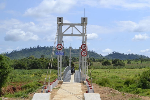 Cầu treo thôn 7, xã Ea Huar (huyện Buôn Đôn) - một trong số 4 cầu đã hoàn thành đưa vào sử dụng.