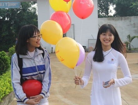 Nữ sinh Trường THPT Chuyên Nguyễn Du rạng ngời trong ngày khai giảng.