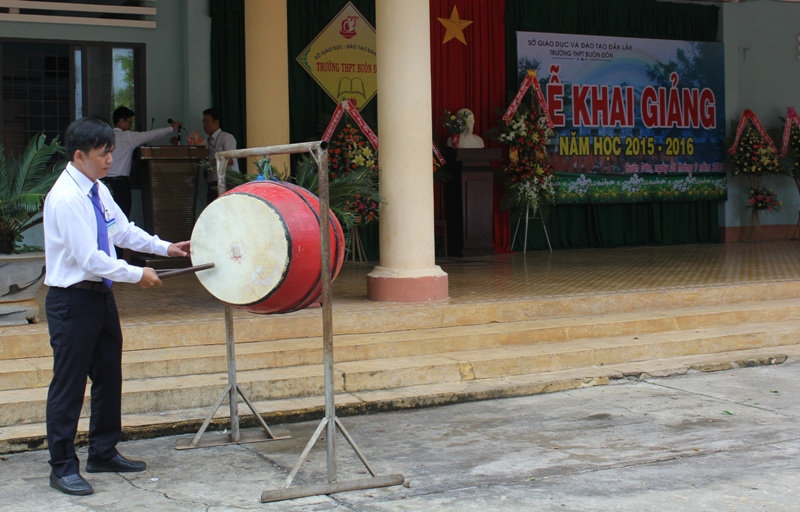 Lãnh đạo Trường THPT Buôn Đôn đánh trống khai giảng năm học mới