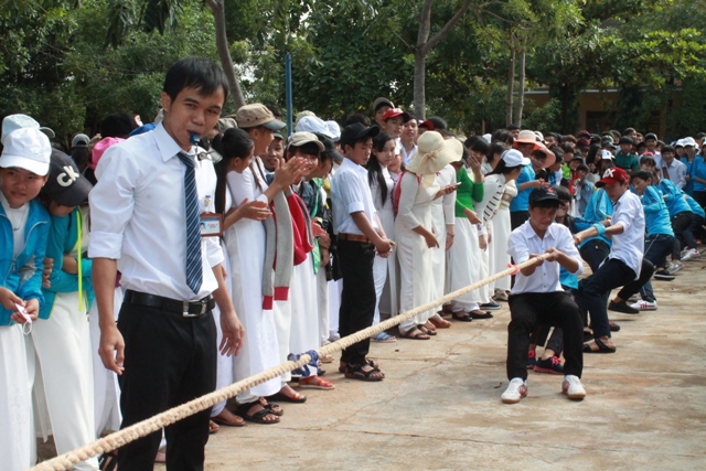 Học sinh nhà trường tham gia trò chơi dân gian sau lễ khai giảng 