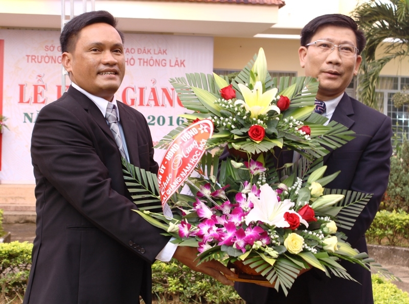 Ông Nay Y Phú, Phó Bí thư Huyện ủy Lắk tặng hoa chúc mừng Trường THPT Lắk nhân dịp năm học mới