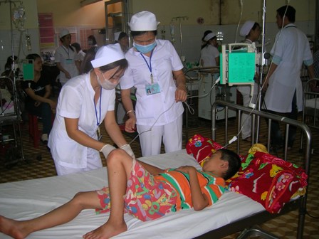 Môt trẻ mắc sốt xuất huyết điều trị tại Bệnh viện Đa khoa tỉnh. 