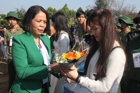Phó Chủ tịch UBND tỉnh Đắk Lắk tặng hoa các đơn vị tham gia Hội thao An ninh-Quốc phòng