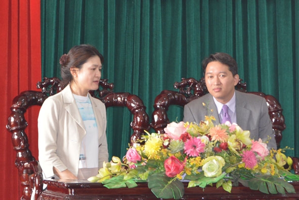 Ông Nguyễn Hải Ninh - Phó Chủ tịch UBND tỉnh tiếp bà Kiyo Rokutanda - Trưởng Ban Chính trị Đại sứ quán Nhật Bản đến thăm và làm việc với tỉnh Đắk Lắk vào cuối năm 2014.