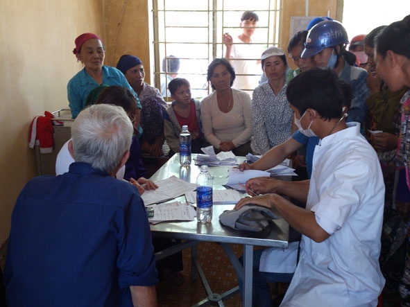 Bác sĩ Hội Thầy thuốc trẻ tỉnh khám chữa bệnh miễn phí  cho người dân xã Ya Lốp, huyện Ea Súp.