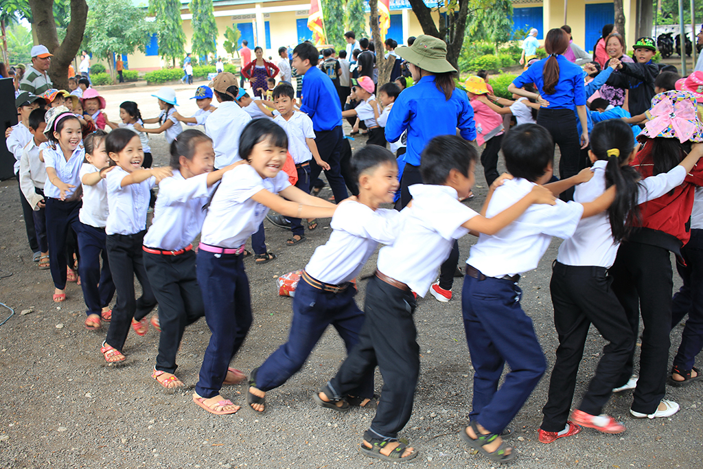 Háo hức tham gia các trò chơi tập thể