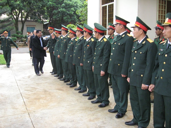 Đồng chí Niê Thuật thăm Trung đoàn 584 (Bộ CHQS tỉnh).  