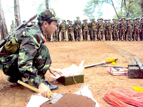 Huấn luyện kỹ thuật chiến đấu bộ binh cho tân binh tại Tiểu đoàn 303 (Trung đoàn Bộ binh 584). Ảnh: Đăng Triều