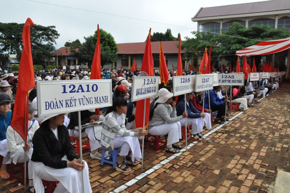 Học sinh tham dự Lễ khai giảng tại một trường THPT  trên địa bàn huyện Krông Ana. 