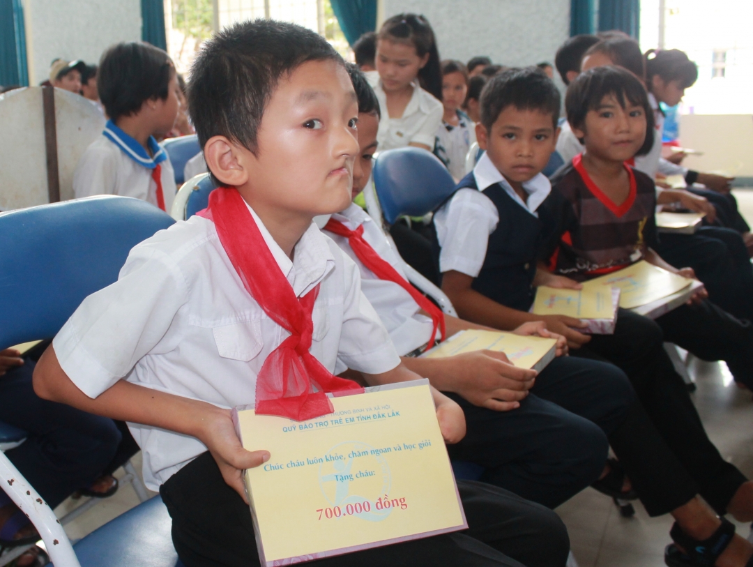 Phạm Hữu Phúc “khoe” học bổng  Quỹ Bảo trợ trẻ em tỉnh trao tặng.
