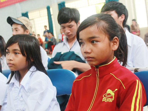 Em Nay H’Hí (bên phải) tại Lễ trao  học bổng “Tiếp sức trẻ em nghèo  đến trường”.