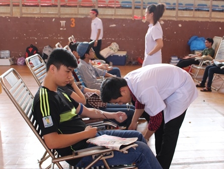 Sinh viên ĐH Tây Nguyên tham gia hiến máu tình nguyện tại