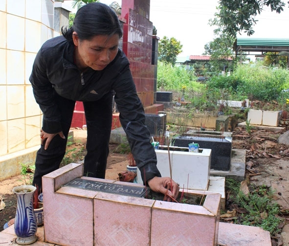 Bà Phạm Thị Mười đang thắp nhang cho những mộ phần hài nhi xấu số.