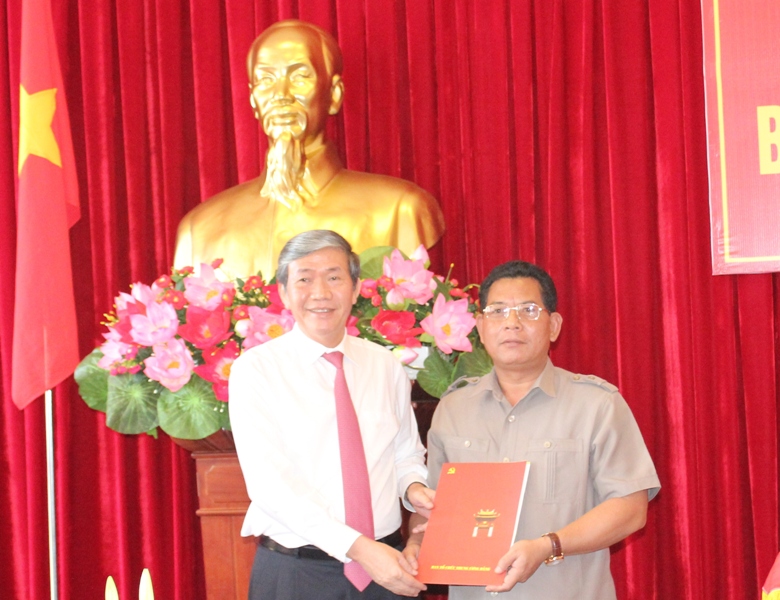 Thay mặt Bộ Chính trị, đồng chí Đinh Thế Huynh trao quyết định của Bộ Chính trị điều động đồng chí Niê Thuật về làm Phó Trưởng Ban Chỉ đạo Tây Nguyên 