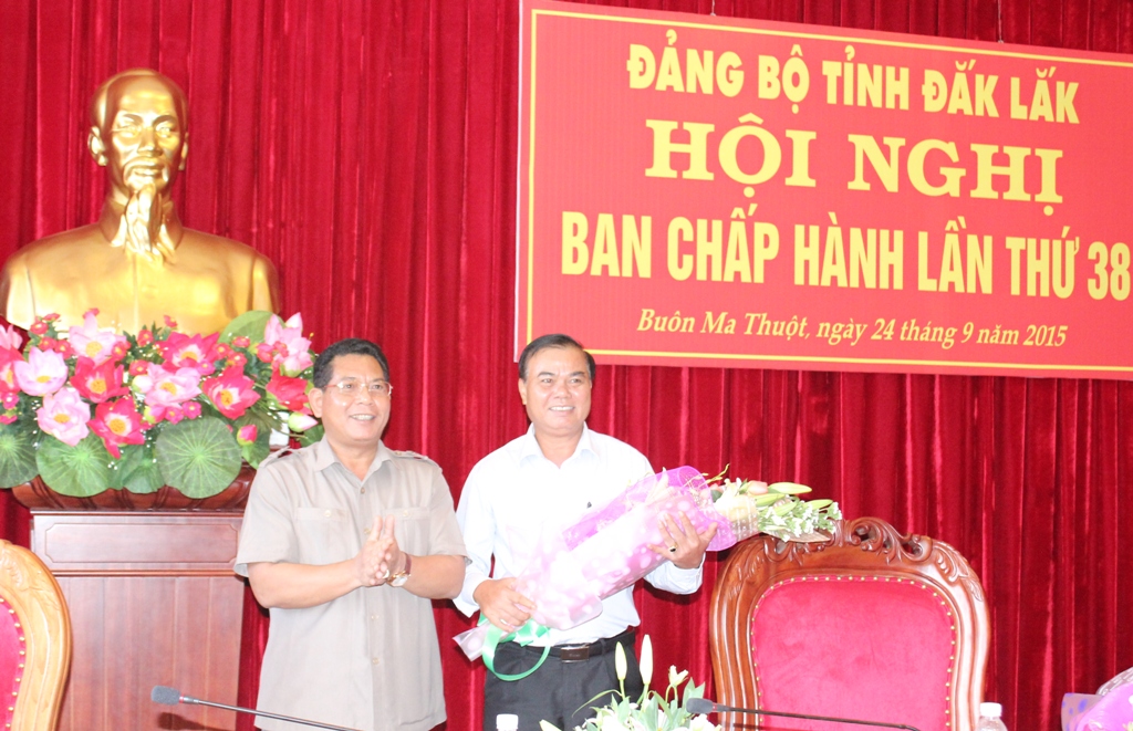 Đồng chí Niê Thuật tặng hoa chúc mừng đồng chí Êban Y Phu được bầu làm Bí thư Tỉnh ủy.