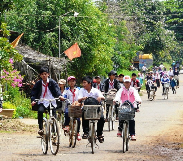 Học sinh xã Ea Ning trên đường đến lớp.