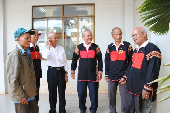 Người có uy tín tiêu biểu trong vùng đồng bào dân tộc thiểu số trao đổi kinh nghiệm thực hiện phong trào “Toàn dân bảo vệ an ninh Tổ quốc”. 