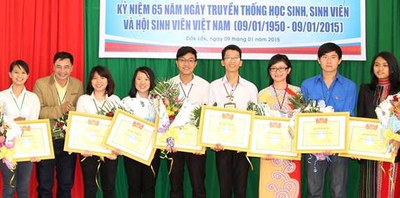 Hội sinh viên Trường ĐH Tây Nguyên tặng Giấy khen cho các sinh viên có thành tích