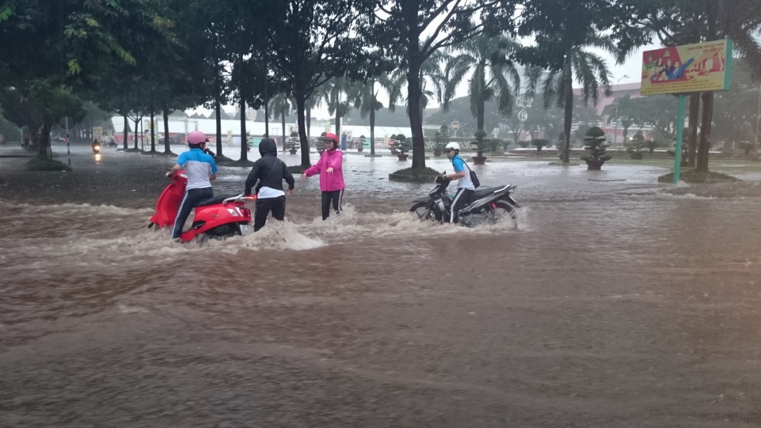 Nước chảy xiết khiến một số, đặc biệt là phụ nữ bị kẹt giữa dòng nước