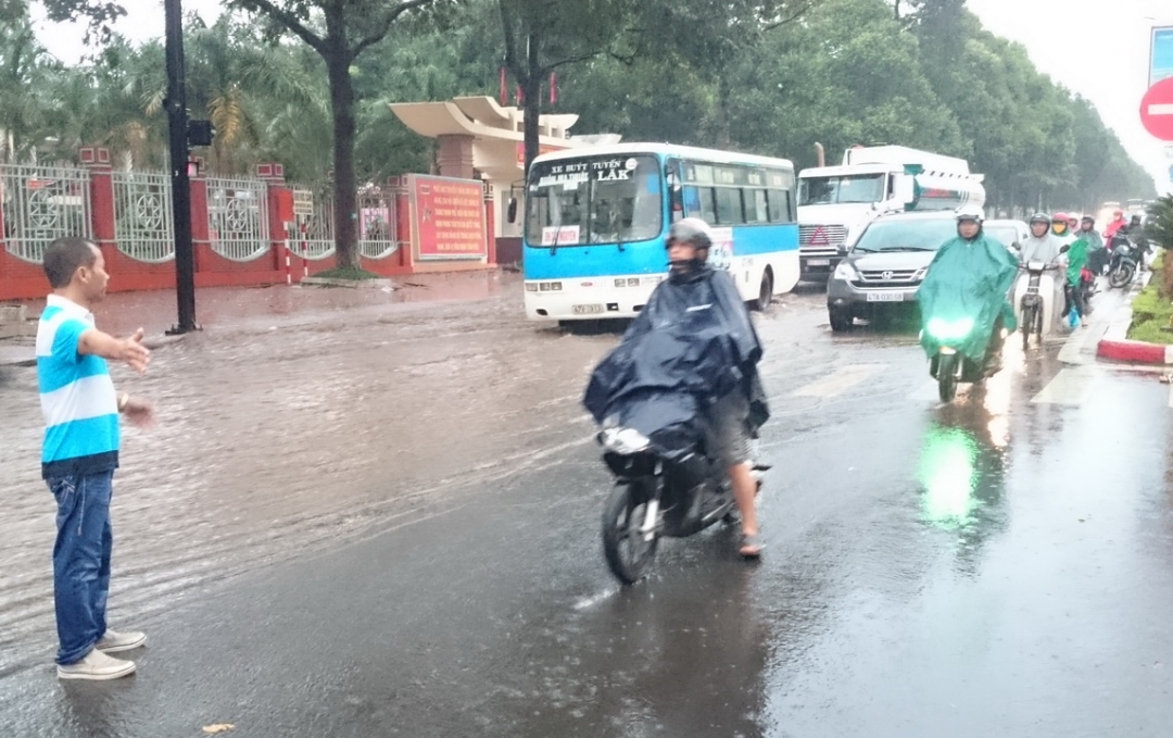 Nhiều người dân xung quanh các ngã tư bị ngập đã chủ động hướng dẫn  