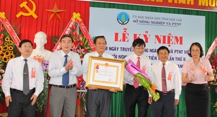 Thừa ủy quyền của Chủ tịch nước, bà Mai Hoan Niê Kdăm – Phó Chủ tịch UBND tỉnh trao Huân chương Lao động hạng Nhì cho Sở NN&PTNT. 
