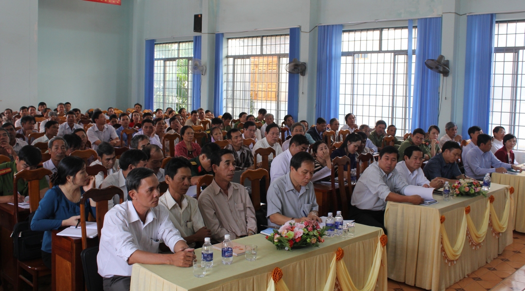 Đại diện các sở, ngành, huyện Ea Kar và đông đảo cử tri tại buổi tiếp xúc