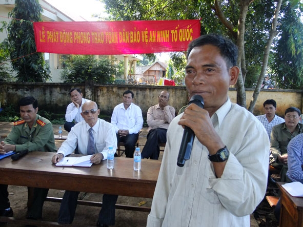 Ama Har (buôn Drài, xã Dlei Yang, huyện Ea H’leo) kể lại nỗi khổ  của bản thân và gia đình khi bị lừa vượt biên sang Campuchia.