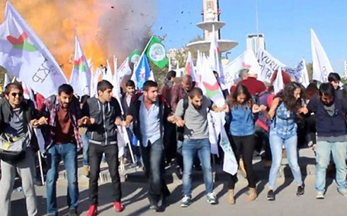 Khoảnh khắc quả bom nổ đằng sau nhóm người tuần hành ở Ankara, Thổ Nhĩ Kỳ.